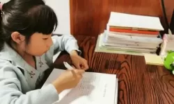 孩子们写作业怎么发朋友圈